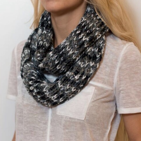 ❌SOLD❌ 🎉NWOT🎉 Sequin knit infinity scarf