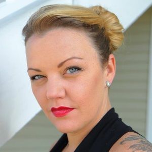 Meet your Posher, Hollie