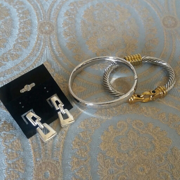 Jewelry set.
