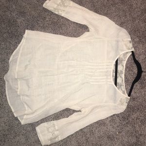 Cute off white 3/4 sleeve shirt