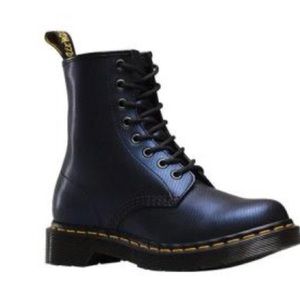 Dr. Marten's navy blue boot size 5/euro 35!