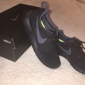 Nike Black Roshe Running Shoes