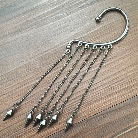 🚫SOLD OUT🚫 Gunmetal Ear Cuff - Picture 2 of 3