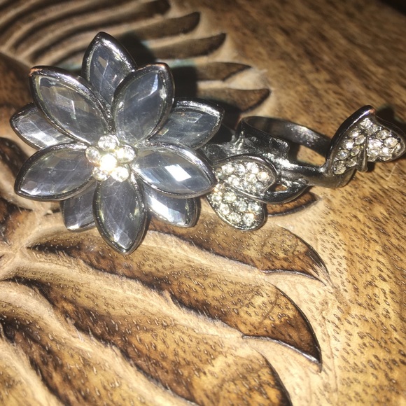 flower and leaves connected 2 finger ring - Picture 1 of 4