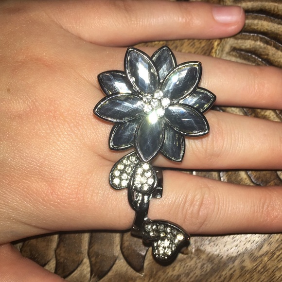 flower and leaves connected 2 finger ring - Picture 3 of 4