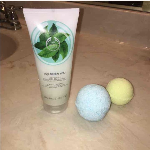 Body sorbet and 2 bath bombs