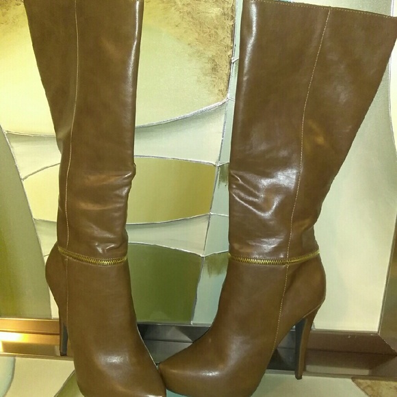 (SOLD)Boots - Picture 2 of 3