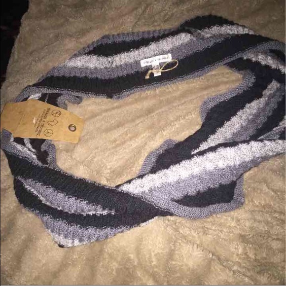 Threads 4 Thoughts scarf