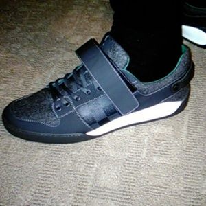 LOUIS VUITTON MENS SNEAKERS.