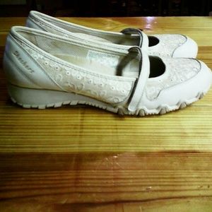 Women's cream colored skechers