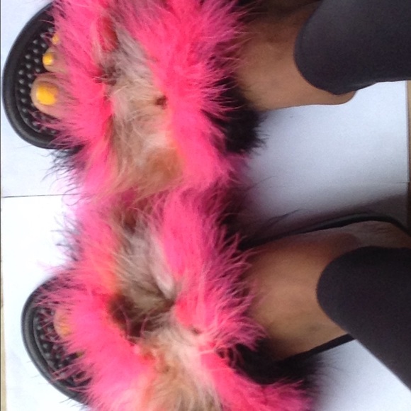 Customized faux fur Nike slides - Picture 2 of 3