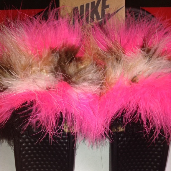 Customized faux fur Nike slides - Picture 3 of 3