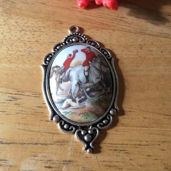 Vintage paint hors lucite pendent - Picture 3 of 3