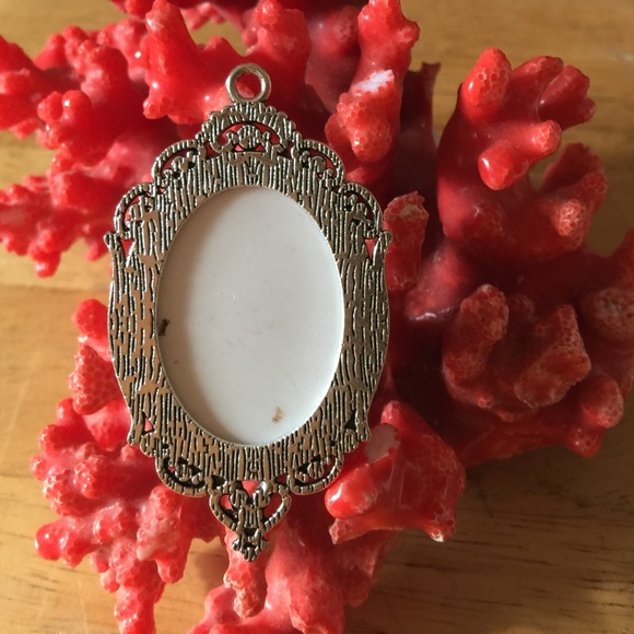 Vintage paint hors lucite pendent - Picture 2 of 3