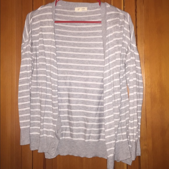 Button-Up Grey/White Cardigan