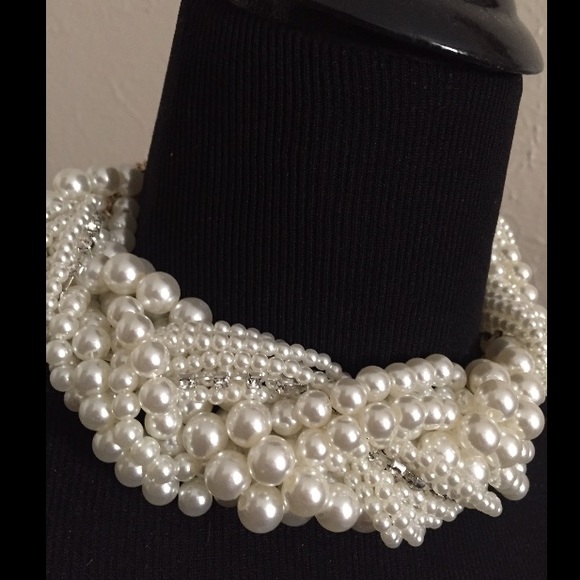 🏆HOST PICK🏆💫Twisted Faux Pearls Choker/Necklace - Picture 2 of 8