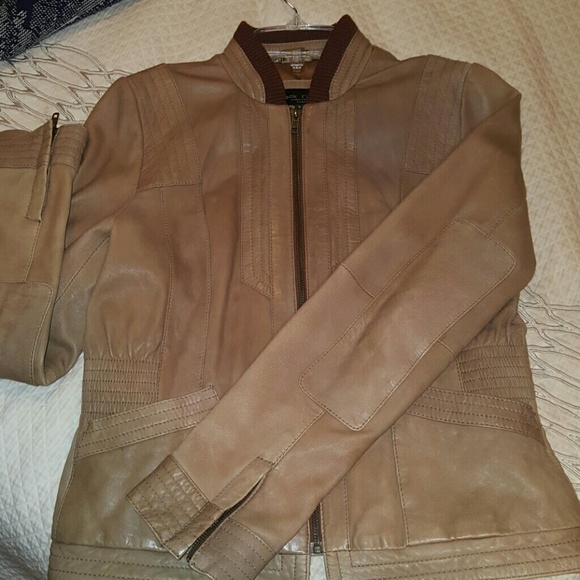 Womens 100% leather jacket size Sm.