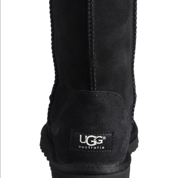 THIS SHOE WANTED! Black shirt Ugg size 8 or 8.5!