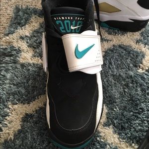 Nike Diamond Turf 2010