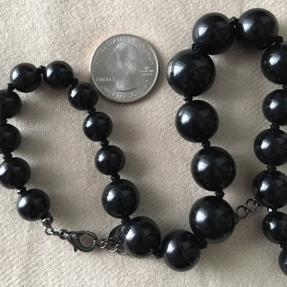 Black ball necklace - Picture 2 of 3