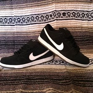 Nike SB Dunk Lows in Black/White Sz 11