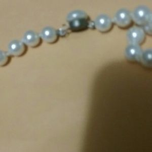 Costume jewelry necklace, with a vintage type clas