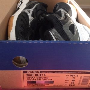 Brand new Mizuno Wave Rally 4 Volleyball Shoes
