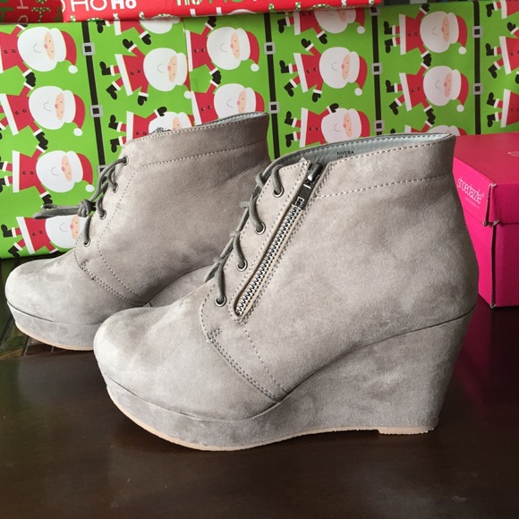 Size 8.5 NEW Shoedazzle Taupe Wedges - Picture 4 of 4