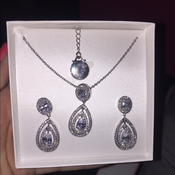 Crystal earring and necklace set