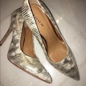 Coach pumps