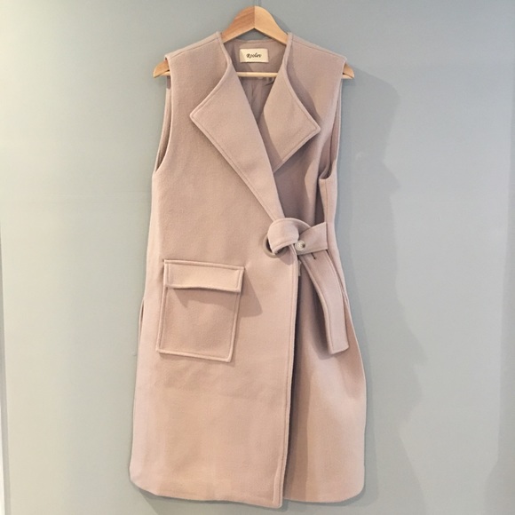 Sleeve less coat with side bell.