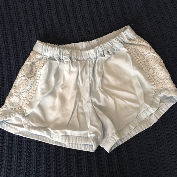 Soft elastic waist shorts with lace