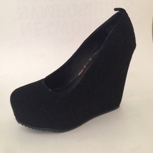 Elle Black Platform Wedges Size 8.5