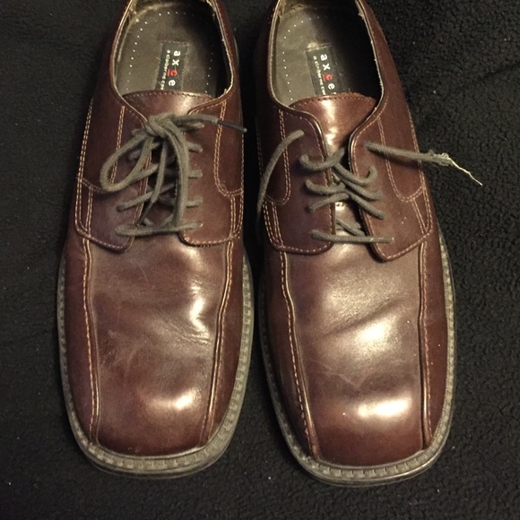 Men's brown dress shoes