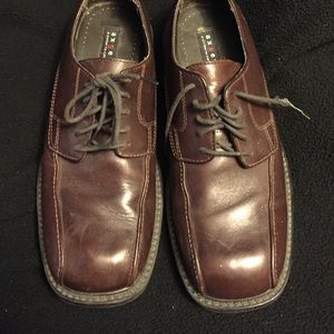 Men's brown dress shoes