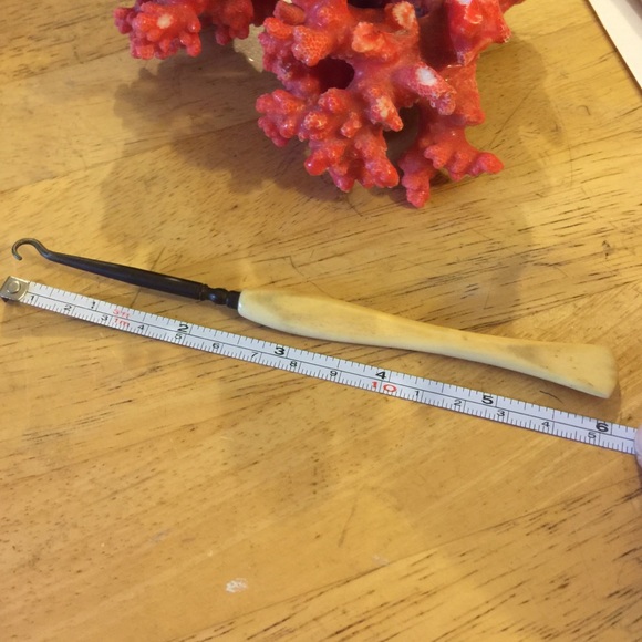 Collectable button hook ivory hand - Picture 2 of 3
