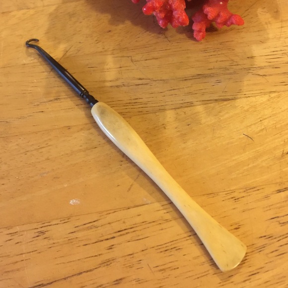 Collectable button hook ivory hand - Picture 3 of 3