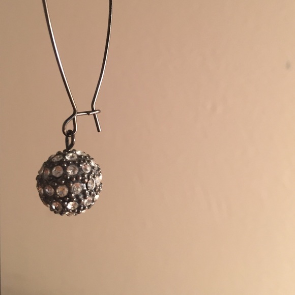 FREE - Rhinestone ball earring - Picture 3 of 3