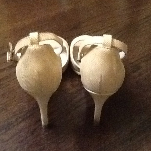 Tahari Creamy Beige Sandals - Picture 3 of 8