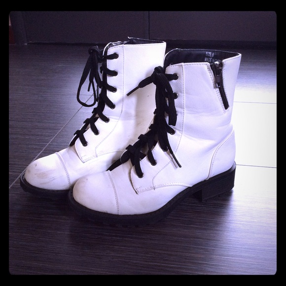 🏝 LAST CHANCE EUC White Lace-Up Combat Boots