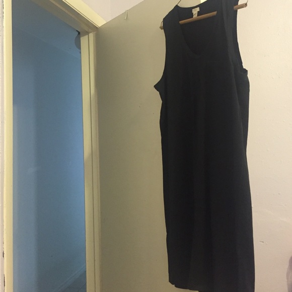 No sleeves black tunic