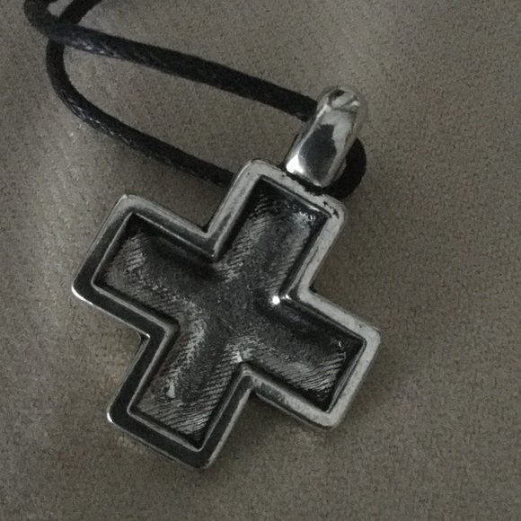 Silver Cross necklace - Picture 2 of 3