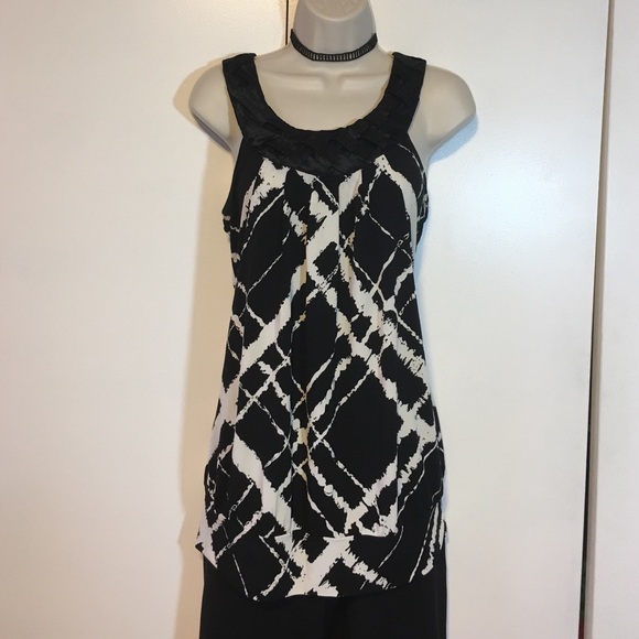 Beautiful black and cream sleeveless blouse EUC XL