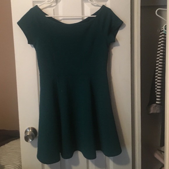 🎉SALE🎉FOREVER 21 Green Off-The Shoulder Dress