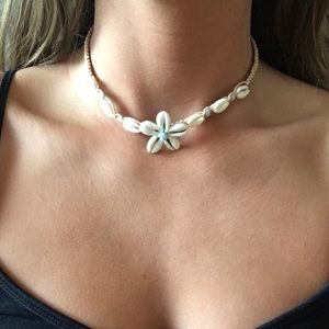 Puka shelled choker with blue accent 🌸