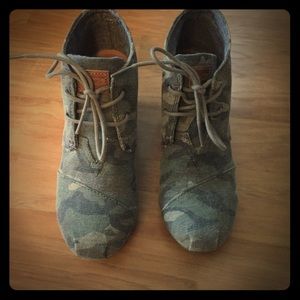 Toms wedges, camouflage
