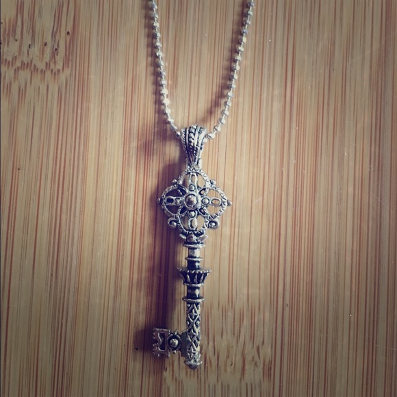Silver Key 🔑 necklace