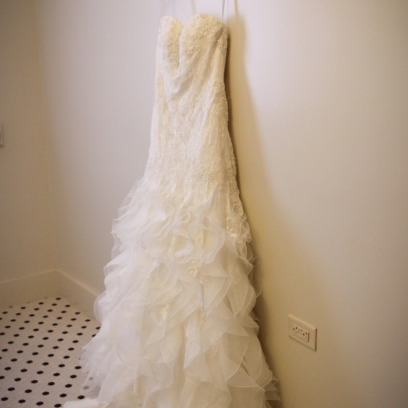 Stunning Casablanca Wedding Dress- make an offer - Picture 3 of 4