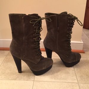 Steve Madden size 10 lace up heeled boot