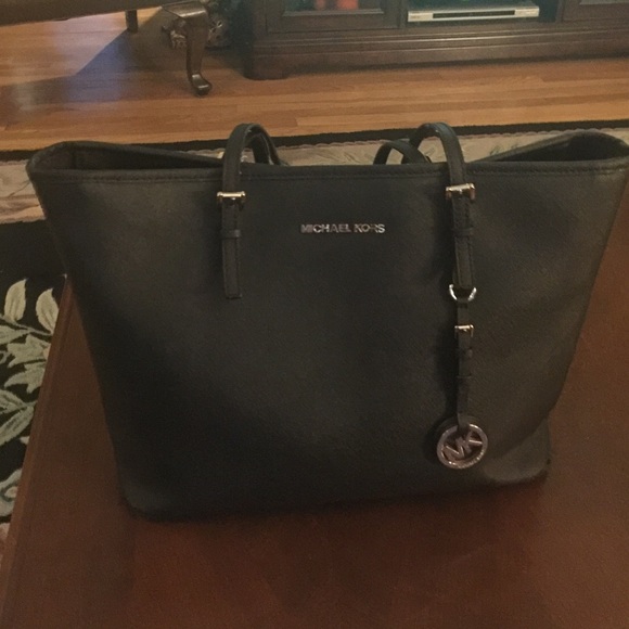 Micheal Kors purse